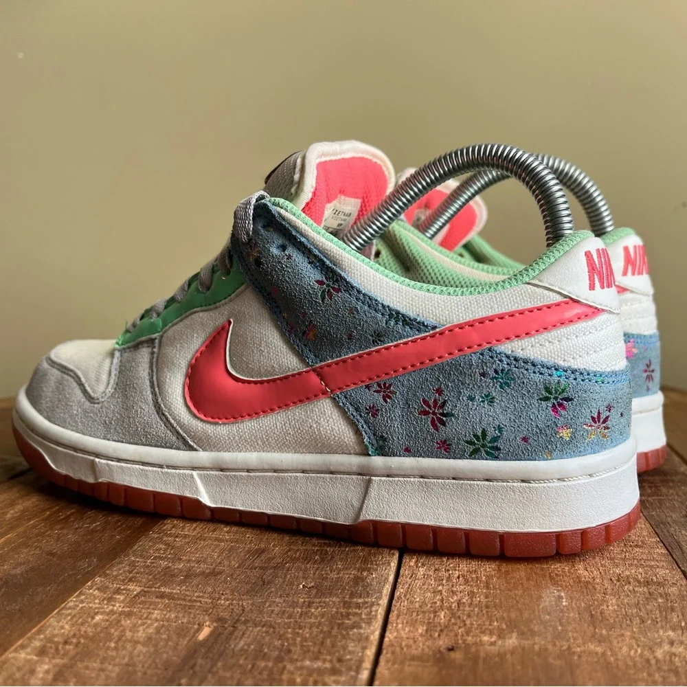 Vintage 2007 Nike Dunk Low, Womens 7.5, Metallic Summit White / Mist Blue - Picture 6 of 9